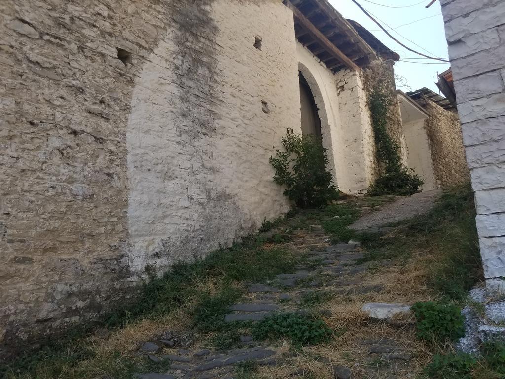Отель Lori'S Traditional House Гирокастра Экстерьер фото
